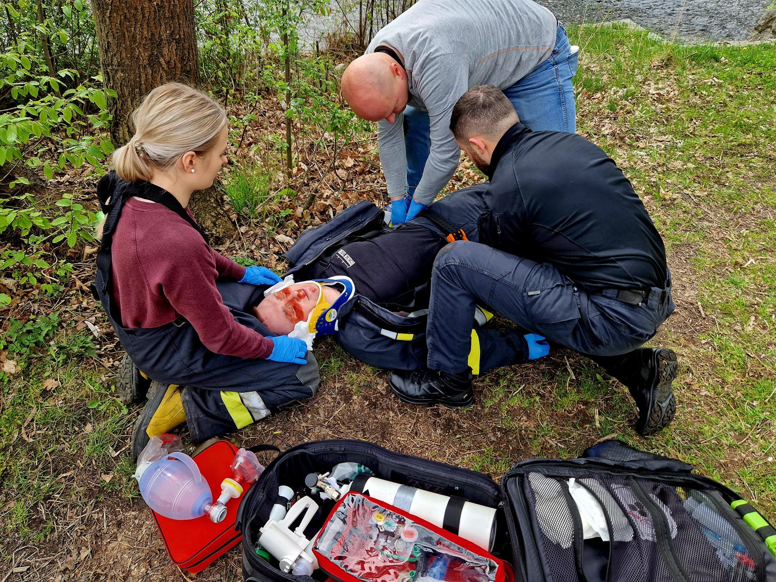 Ćwiczenia ratownicze w terenie — założenie kołnierza ortopedycznego