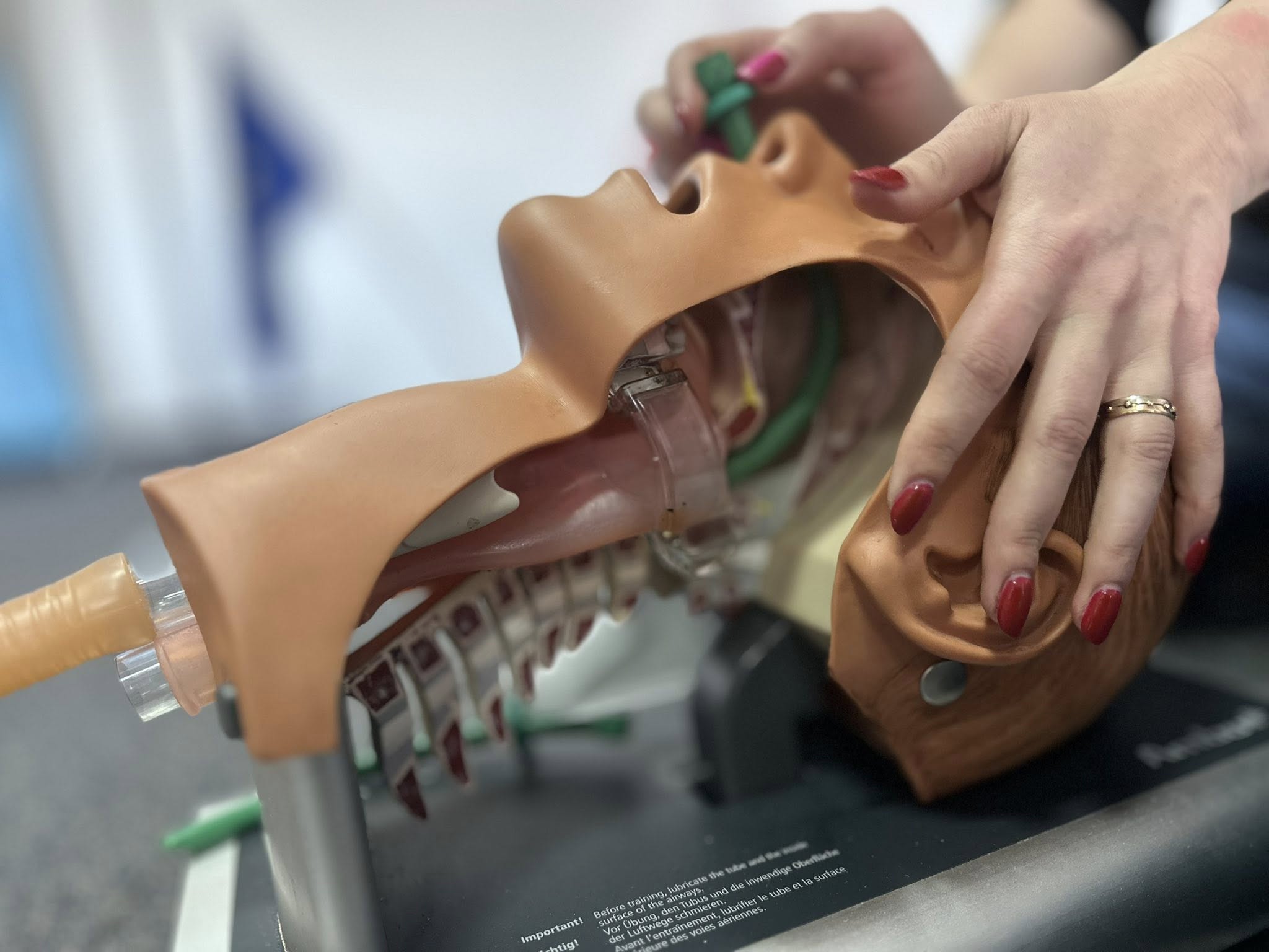 Nauka intubacji na fantomie anatomicznym — zaawansowane techniki ratownicze